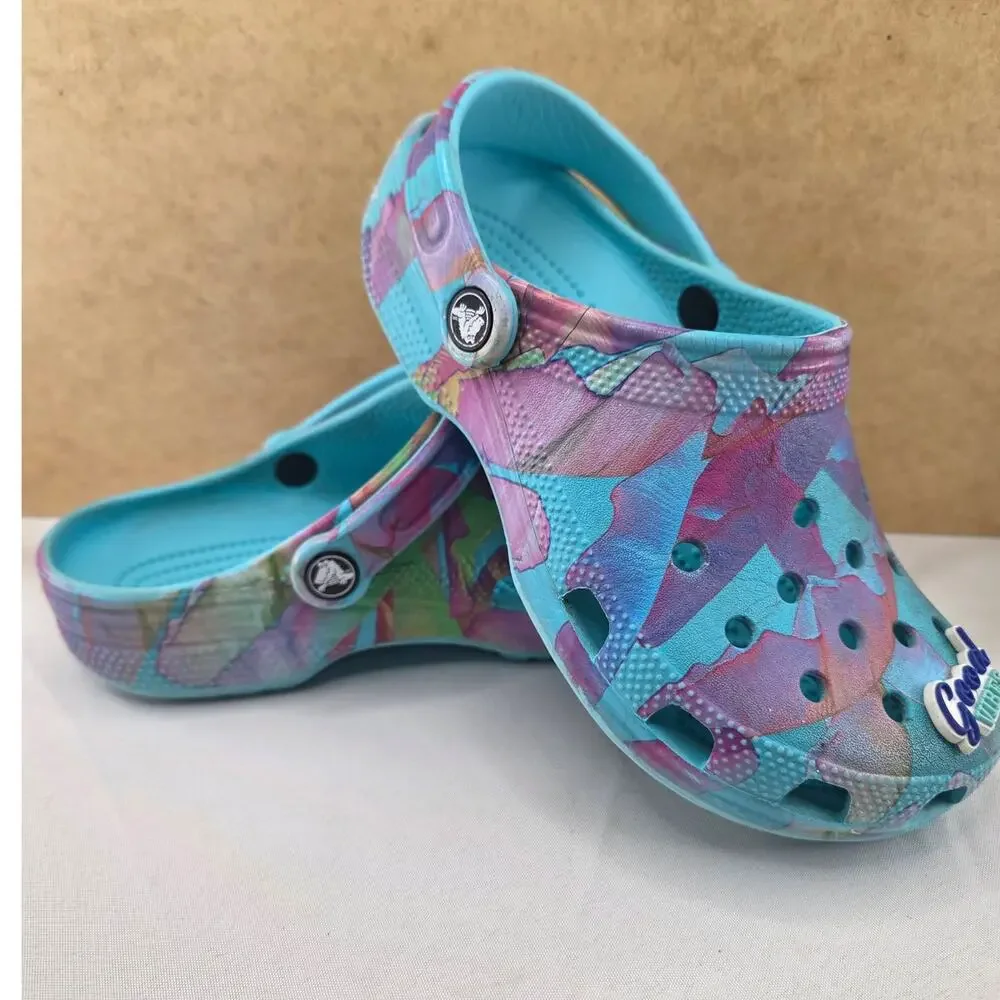 Crocs Classic Palm Print Clogs in Neptune Multi, Size Men's 5/Women's 7